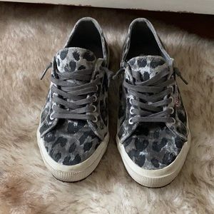 Grey leopard print velvet sneakers